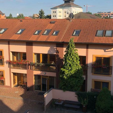 Hotel City Pardubice Bagian luar foto
