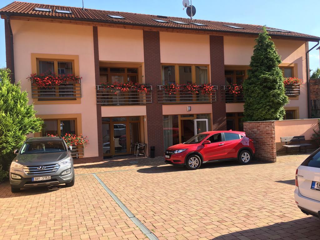 Hotel City Pardubice Bagian luar foto