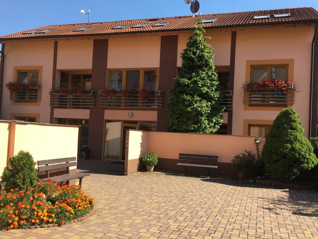 Hotel City Pardubice Bagian luar foto