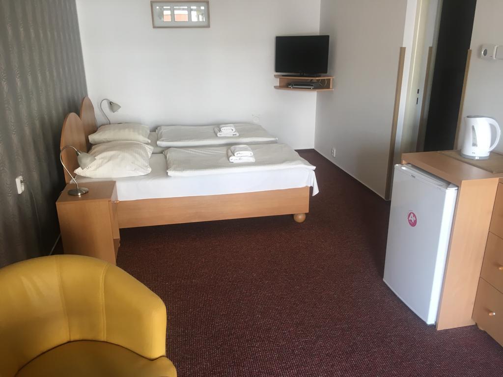 Hotel City Pardubice Bagian luar foto