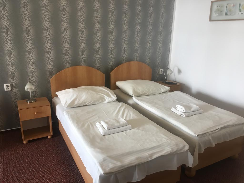 Hotel City Pardubice Bagian luar foto